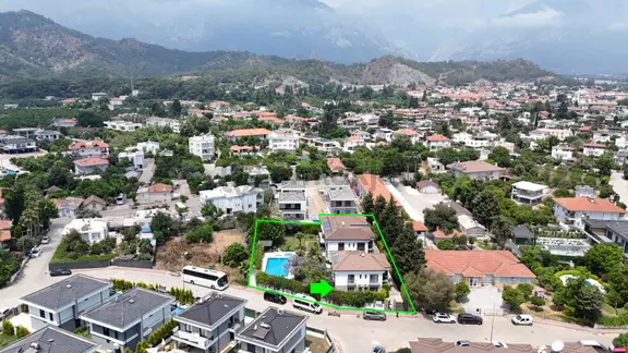 Kemer Çamyuva Jakaranda Sitesi'nde Satılık Bahçe Katı 2+1 Daire 1