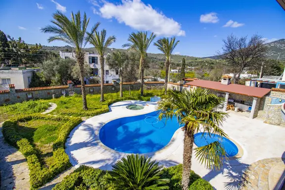 Bitez Köyiçi'nde Özel Havuzlu Yıllık Kiralık Müstakil Villa 1