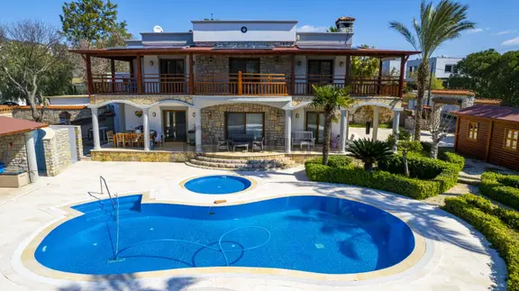 Bitez Köyiçi'nde Özel Havuzlu Yıllık Kiralık Müstakil Villa 2