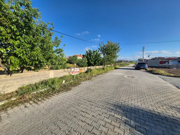 İlbey // Şuhut "zafer" Mah.de Satılık 609 M² Köşe Arsa 2