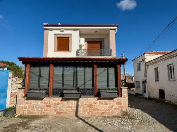 Ayvalık Altınova Merkezi Konumda 3+1 Satılık Müstakil Taş Ev 1