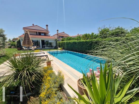 Urla Kuşçular Ova 'da Havuzlu, Bahçeli Lüks Villa 1