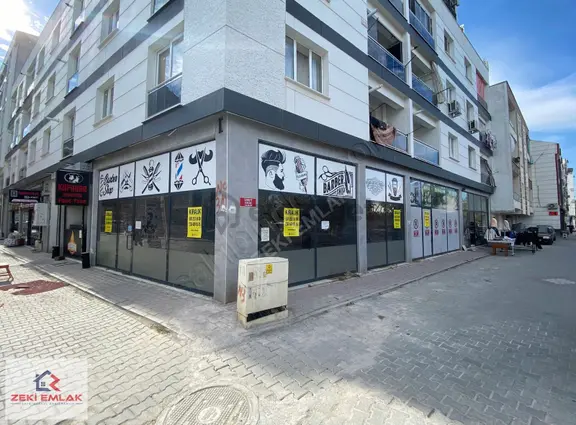 Zeki Emlak'tan Muradiye'de Caddeye Yakın Kiralık Köşe Dükkan... 2