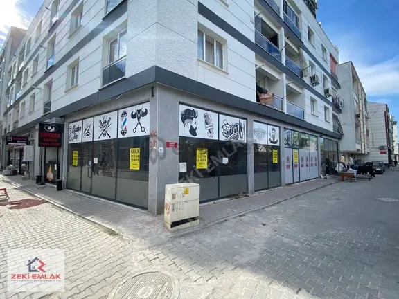 Zeki Emlak'tan Muradiye'de Caddeye Yakın Kiralık Köşe Dükkan... 2