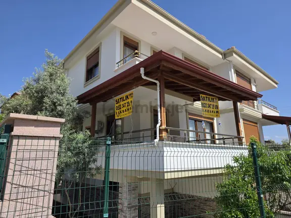 Altınoluk İlkbahar'dan 200m2 Arsa İçinde Deniz Manzaralı Garajlı Bahçeli Lüx Fırsat Villa 1
