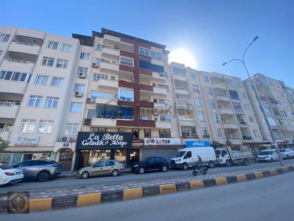 İskenderun Fener Caddesinde Sahile 200 M Satılık 3+1 Geniş Daire 1
