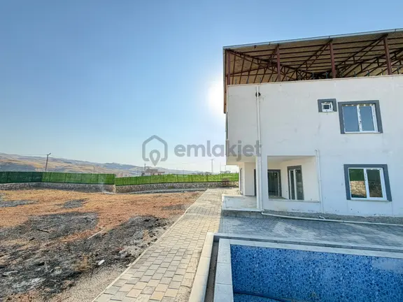 Batman Kılıç Köyünde Satılık 1300 M2 Arsa İçinde Triplex Villa 1