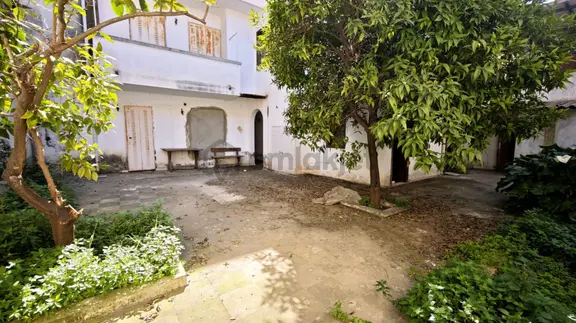 Kuşadası Kaleiçi Kiralık 7 Odalı Bahçeli Bina 1