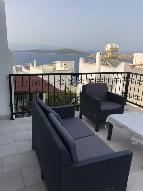 Gündoğan Tankay Sitesinde Deniz Manzaralı Bakımlı Havuzlu Plajlı Villa 2