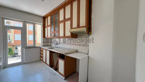 Arif Emlaktan Satılık Çarşı Merkezinde 3+1 Doğalgazlı Daire 2