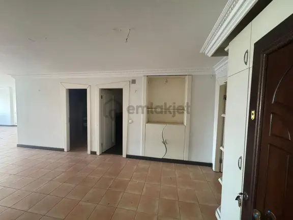 Akdeniz İstiklal Cad. İş Merkezinde Satılık 4+1 Ofis Büro 1