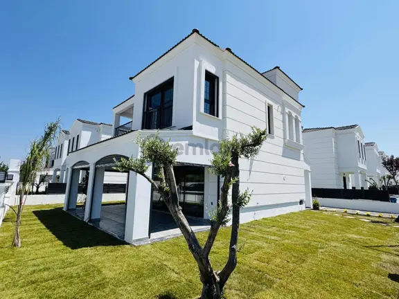 Kuşadası'nda Olimpik Yüzme Havuzlu Satılık 3+1 Ultra Lüks Villa 2