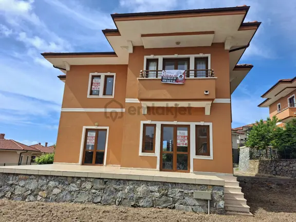 Riva Flora Evleri Kullanışlı,müstakil 5+1masrafsız Kiralık Villa 1