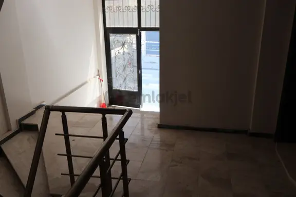 Tire Adliyesi Yanında Satılık Komple Ofis Binası – Yüksek Yatırım Değeri 2