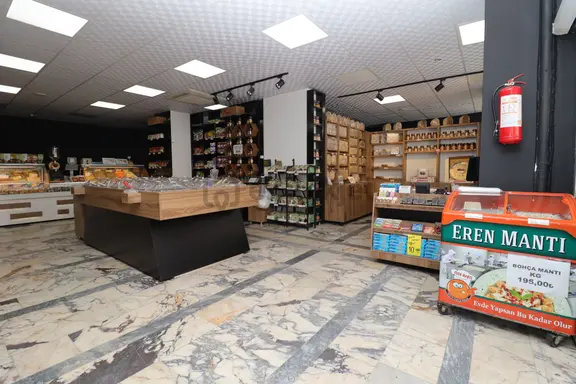 Sincan Selçuklu'da Ön Cephe Cadde Üzeri Satılık 180 M2 Dükkan 2