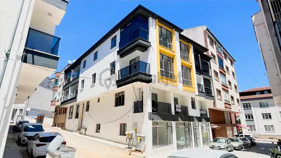 Konut Emlakdan Çarşı Merkezde Kiralık Geniş Dükkan 2