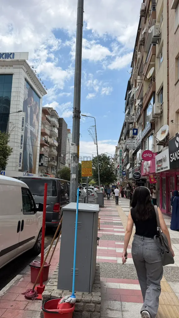 Manisanın Kalbinde Satılık 370 M2 Bahçeli Dükkan 1
