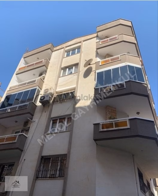 Karşıyaka Yalı'da Ulaşım Ağlarına Yakın, Geniş 3+1 Kiralık Daire 1