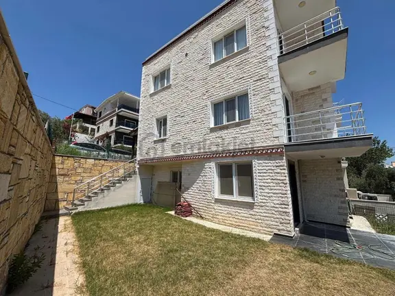 Yenifoça Burunucu'nda Çok Uygun Satılık 4+1 Köşe Tripleks Villa 1