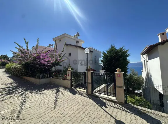 Pelitköyün Prestijli Sitesinde Eşsiz Deniz Manzaralı Lüks Villa 1