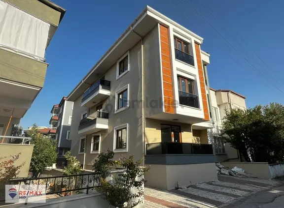 Remax Mid Hasanbasri Çantay'da Geniş Satılık 3+1 Daire 1