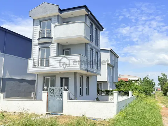 Yeniçiftlikte Deniz Manzaralı Müstakil Geniş Bahçeli 4+1 Villa 2
