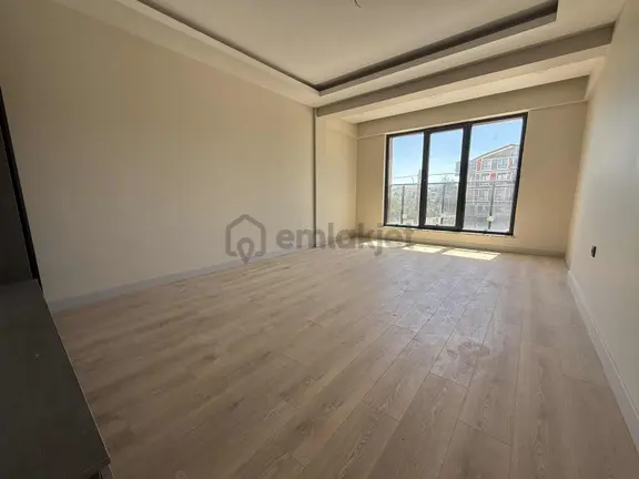 Alaçatı'dan/cadde Üstü/ara Katta/bağımsız Mutfak/geniş M2'li 2+1 2
