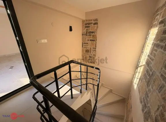 Dikili Bademlide Taş Mimarili Satılık Müstakil Villa 2