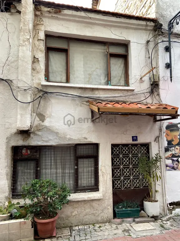 Satılık Kuşadası Kaleiçinde İşyeri Yapmaya Uygun İki Katlı Konut 1
