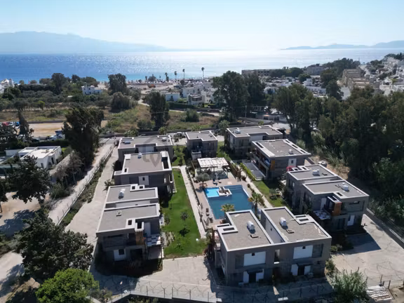 Denize 50 Metre Mesafede Site İçi 4+1 Yıllık Kiralık Villa 1