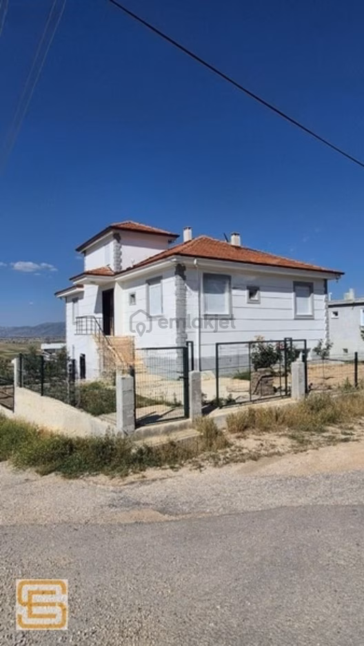 Küçükköyde Eşsiz Vadi Manzaralı, Geniş Bahçeli Ve Eşyalı Satılı 1