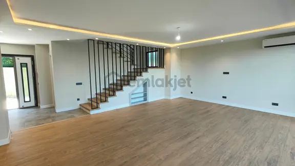 Şile Çayırbaşı'nda Müstakil Havuzlu Köşe Parsel Satılık A+ Villa 2