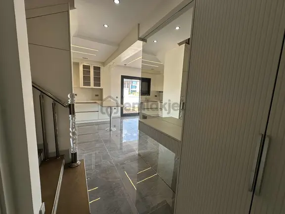 Qzen' Den Köşe Konumlu Park Cepheli Müstakil Bahçeli Villa 1