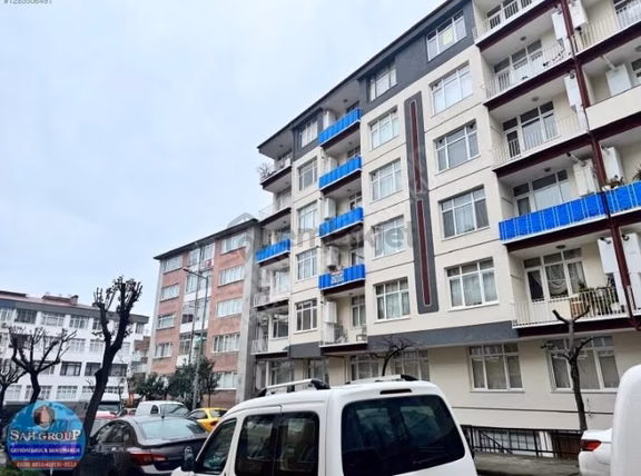 Fatih'te Tanjant Üstü Sitede Satılık Doğalgazlı 2+1 Daire 2