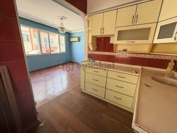 Karşıyaka Alaybeyde Köşe Konumda 2+1 Arakat Daire 2