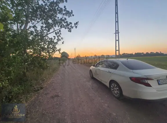 Söğütlü De Elektrik Yol Su Bulunan Çok Güzel Arazi 2
