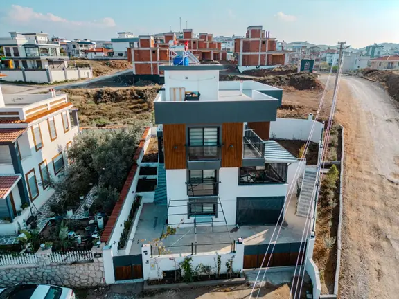 Akarca'da Huzurlu Yaşamı Konforla Buluşturan Özel Tripleks Villa 2