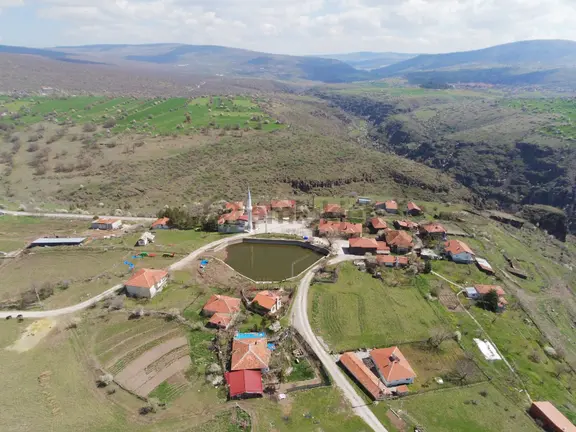 Ayaşta Tek Tapu Köy İçi 2.262 M2 Manzaralı Tarla 1