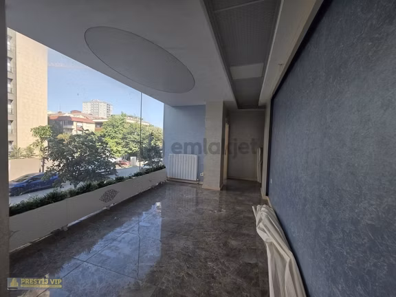 Prestij'den Mükemmel Lokasyonda 30 Metre Cephelı 220m² Dükkan 1