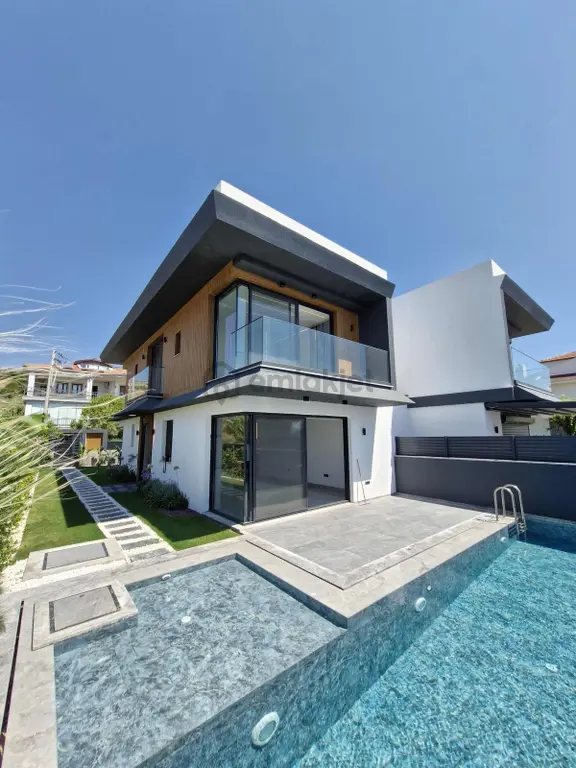 Çeşme Çiftlikköy'de 4+1 Denize Yakın , Havuzlu , Sıfır Villa 1