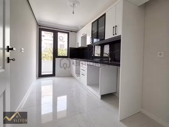 4+1 200 M2 Çift Balkonlu Toprak Teması Olmayan Asansörlü 1