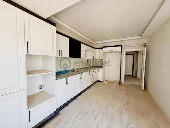 Emre Gm/den Sarıcan Camii Yanı Ara Köşe Kat 3+1 2