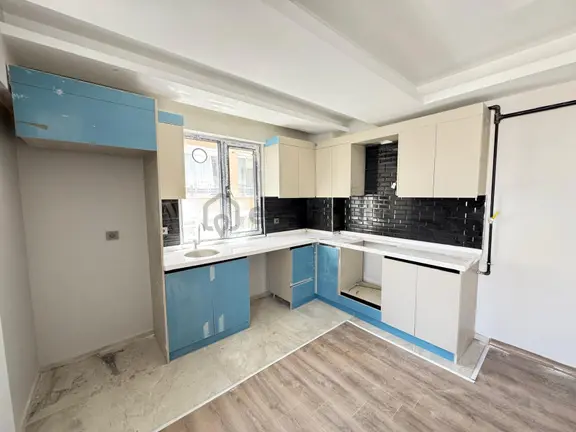 Merkezi Konumda Geniş Kullanımlı Çift Balkonlu 2+1 Kiralık Daire 1