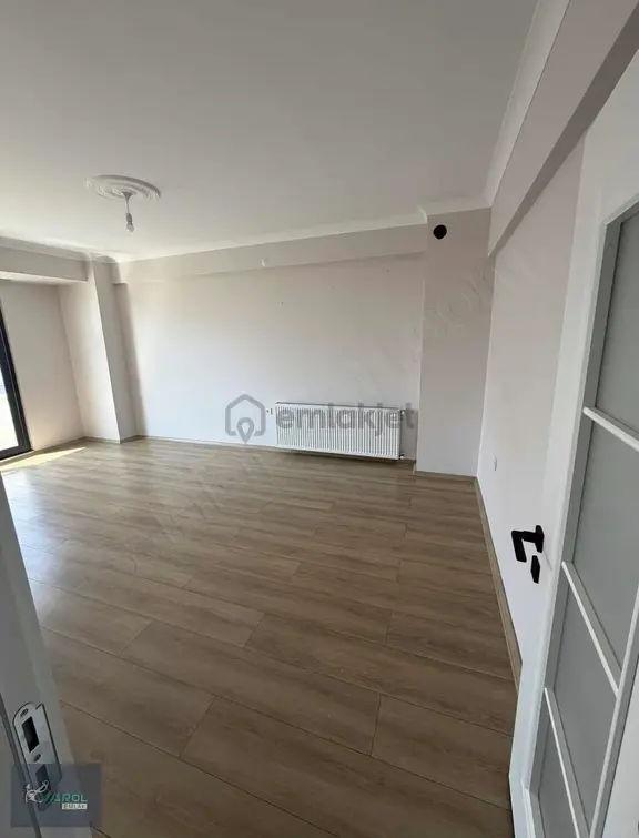 Ayvacık Hamdibey'de Noter Üzeri 2+1 Ayrı Mutfak Ara Kat Daire 2