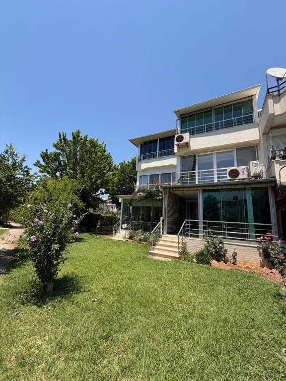 Denize 100 Metre, Havuzlu Site İçinde Kiralık Tripleks Villa 1