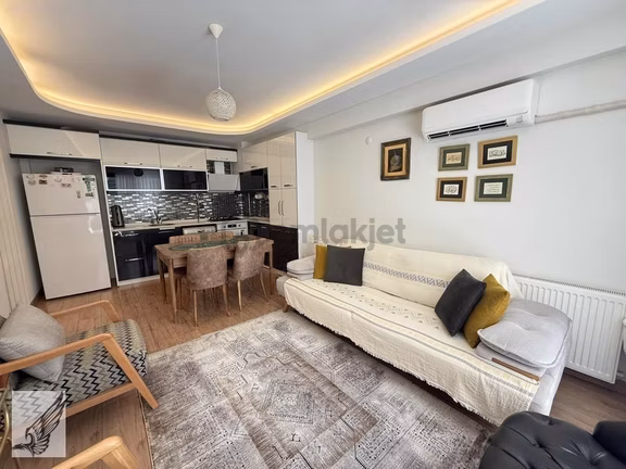 Seferihisar Çarşı Merkezinde Geniş Teraslı 2+1 Satılık Daire 1