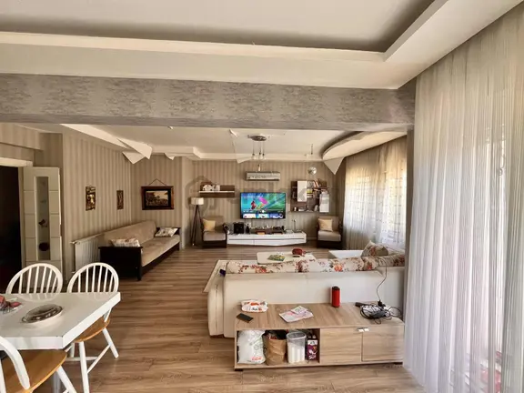 Konyaaltında Havuzlu Sitede Kapalı Otoparklı Doğalgazlı 3+1 2