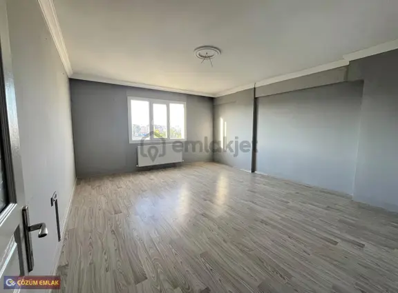 Çözüm Emlak'tan 23 Nisan Parkı Civarı 2+1 Kapalı Mutfak Kiralık 2