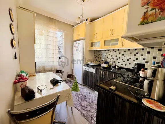Esenlik Mahallesinde 2,5+1 Geniş Ara Kat Cadde Üzeri Satılık 2