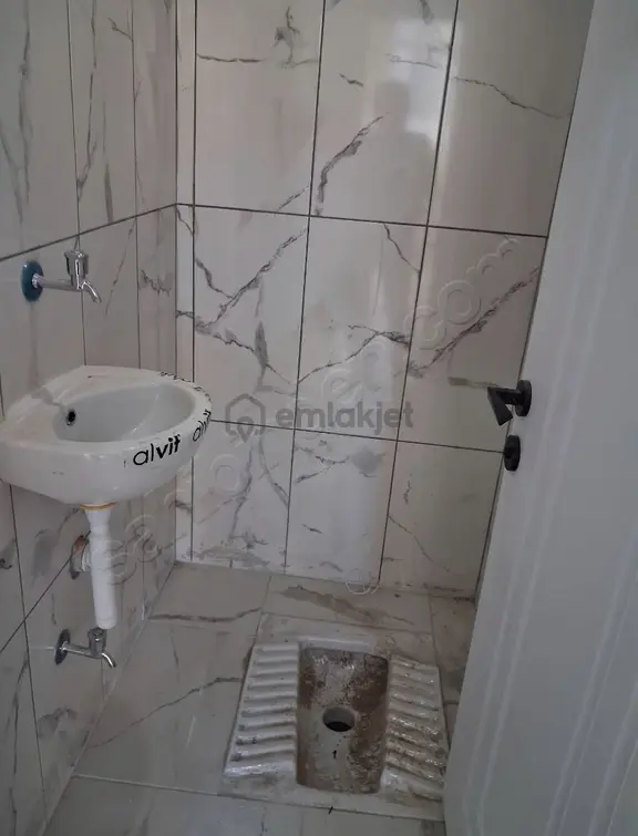 Tuşba Emlaktan Satılık İskanlı Ara Kat Ön Cepe Sıfır 2+1 Daire 2